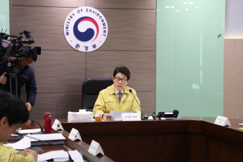 사상 첫 나흘째 고농도미세먼지…환경장관 "노후차 운행제한, 6월부터 수도권外 확대"