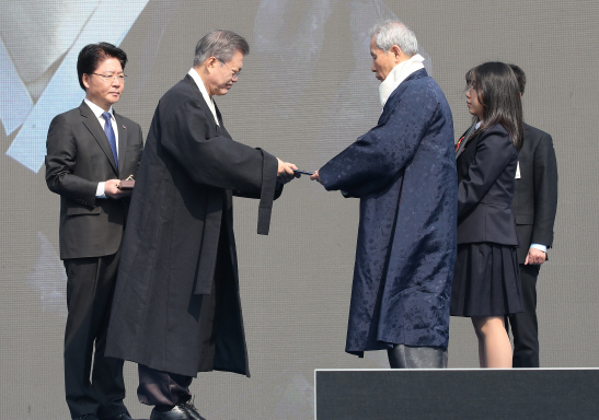文대통령, 해외 독립유공자 후손과 오찬…NSC 전체회의 주재