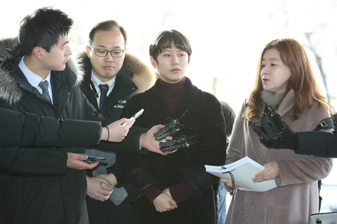 '유튜버 성추행' 촬영회 항소심 첫 공판, 진술 신빙성 두고 갑론을박