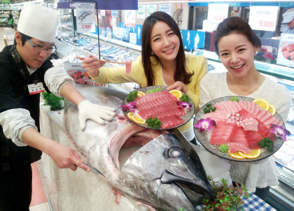 롯데마트 "삼치 데이 맞아 참치·삼치 40% 저렴하게 드세요"