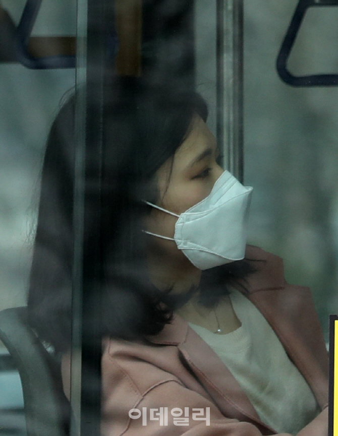 [포토]버스 안에서도 벗을 수 없는 마스크