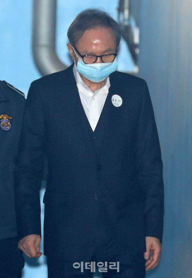 [포토]보석으로 풀려난 이명박 전 대통령