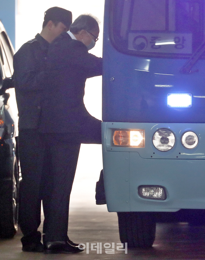 [포토]호송차 오르는 '이명박 전 대통령'