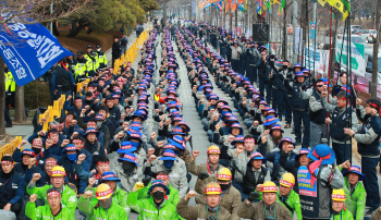 청와대 향하는 대우조선 노조 “밀실야합 매각, 문재인 대통령이 답하라”
