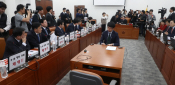 15년만에 '지각 국회' 열어놓고.. 與野, 징계안 놓고 또 공방