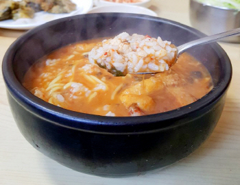  세월 주름 깊게 밴 원조 보양식 '추어탕'