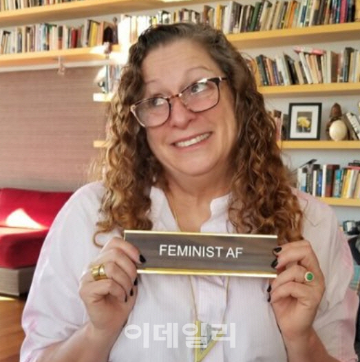 월트디즈니 손녀 "CEO들 연봉 과다…수퍼리치 세금 더 내야"
