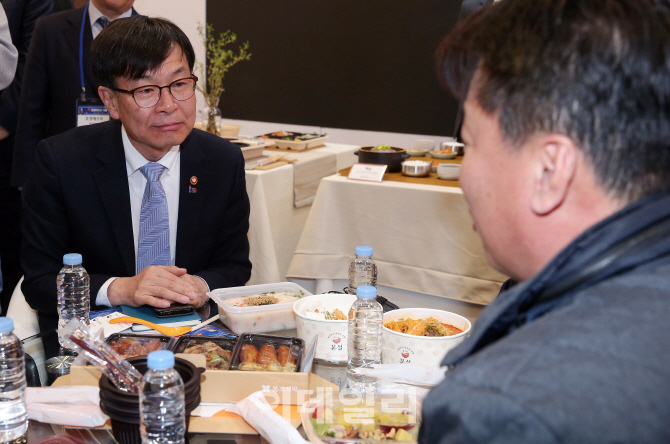 [포토]프랜차이즈 가맹점주 의견 청취하는 김상조 위원장