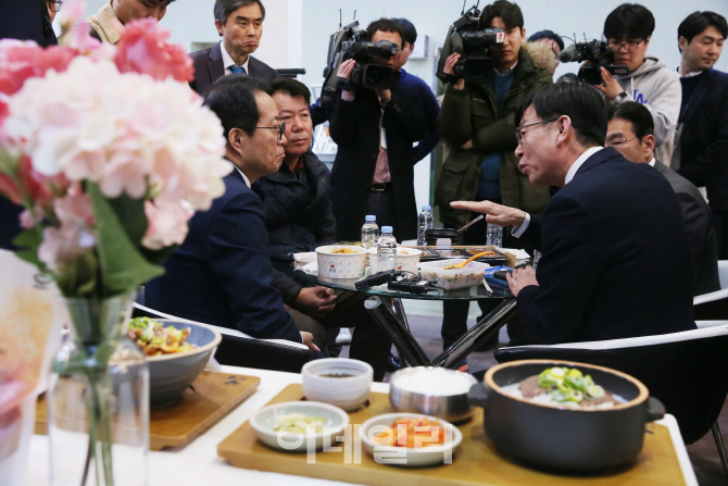 [포토]'프랜차이즈 서울' 찾은 김상조 위원장