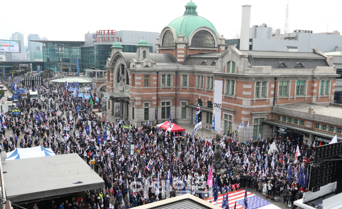 [포토]서울광장 가득찬 태극기부대