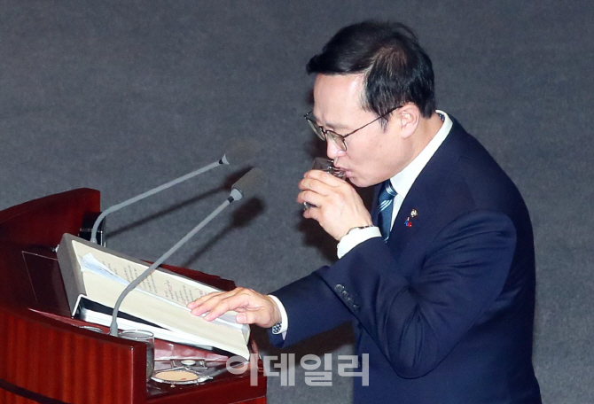 홍영표 "청년세대 절망감 보듬겠다..'청년기본법' 반드시 통과"