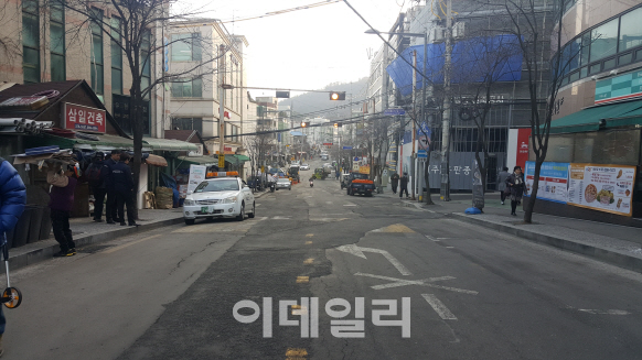`거미줄 같은 전선 땅 밑으로`…올해 관악로 등 6.21km 지중화