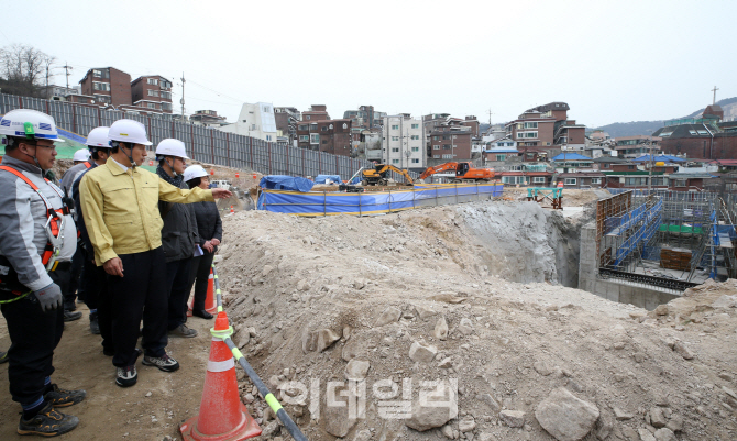 [포토]서대문구, '해빙기 위험시설 민관 합동 안전점검'