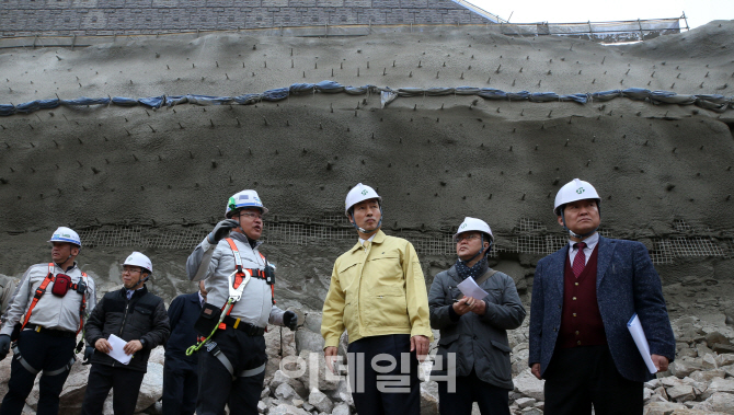 [포토]해빙기 안전점검 하는 문석진 서대문구청장