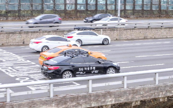 LG유플-한양대 자율주행차 공개..5G관제 도심주행 세계최초 시연