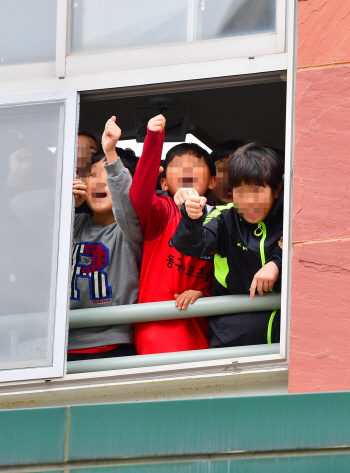 "전두환은 물러가라" 광주 초등생도 외쳤지만...이순자 손잡고 서울로