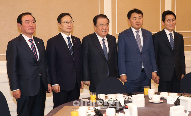 선거법 '패스트트랙 열차' 출발..의원정수 300석 유지로 합의