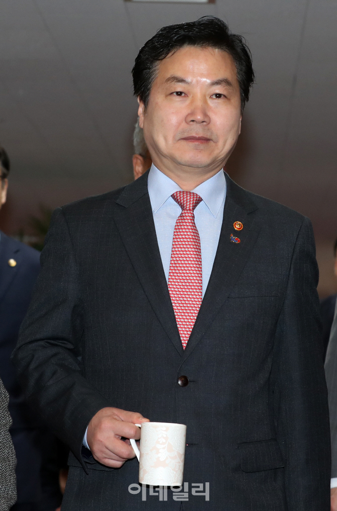 국무회의 참석하는 홍종학 중소벤처기업부 장관