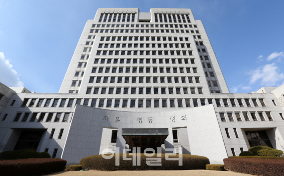 전쟁 중 사망 유공자 자녀에만 유족수당 지급 "평등권 침해 아냐"