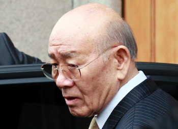 조영대 신부 "전두환 보니 손 떨려...사과 한 마디, 결국 없었다"