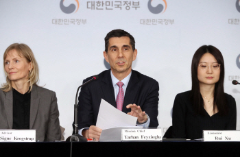 IMF “한국경제 역풍 맞고 있다”…추경·통화완화·규제개혁 권고