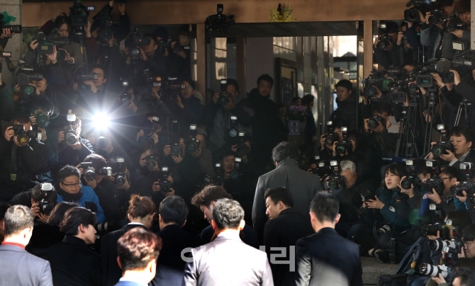 [포토]정준영 '험난한 경찰 출석'