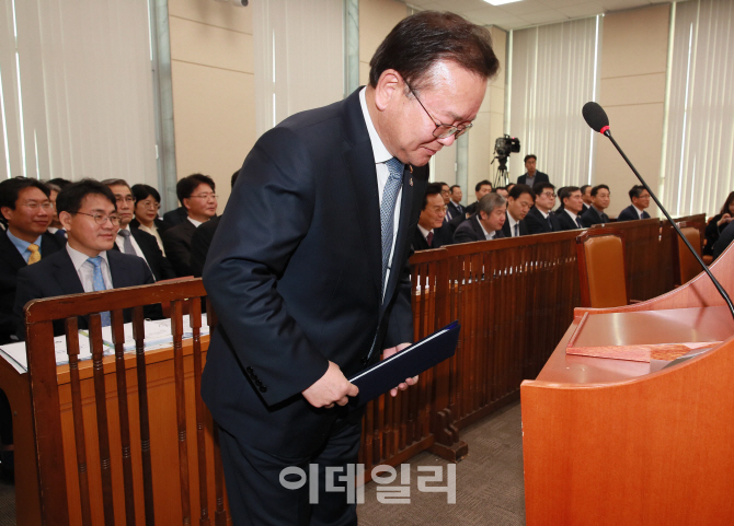[포토]행안위 전체회의, '인사하는 김부겸 장관'