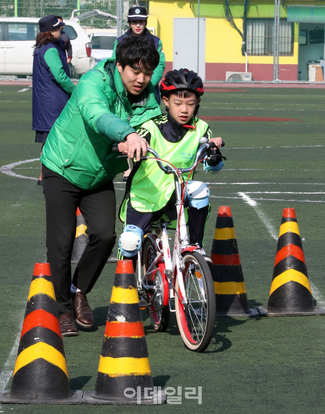 [포토]자전거 운전면허 시험 어렵네!