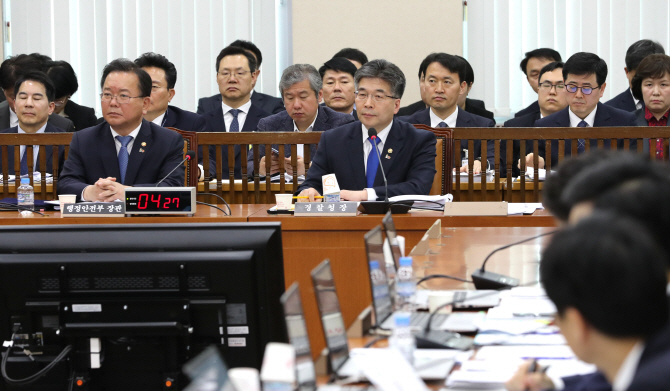 "`민중의 지팡이`가 민망할 정도"…與·野, 버닝썬 사태에 경찰 `질타`