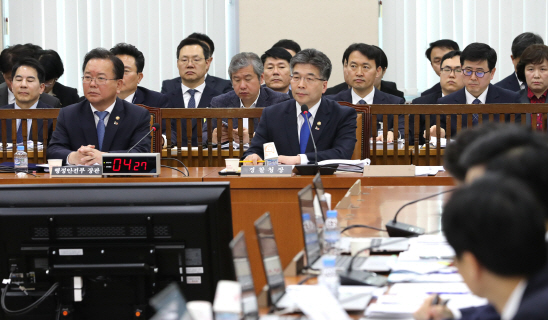 정치권·검찰까지 압박…버닝썬 사태에 사면초가 몰린 경찰