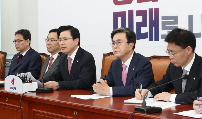 한국당, ‘좌파독재’ 프레임 대여투쟁, 먹힐까…지지율은 들쭉날쭉