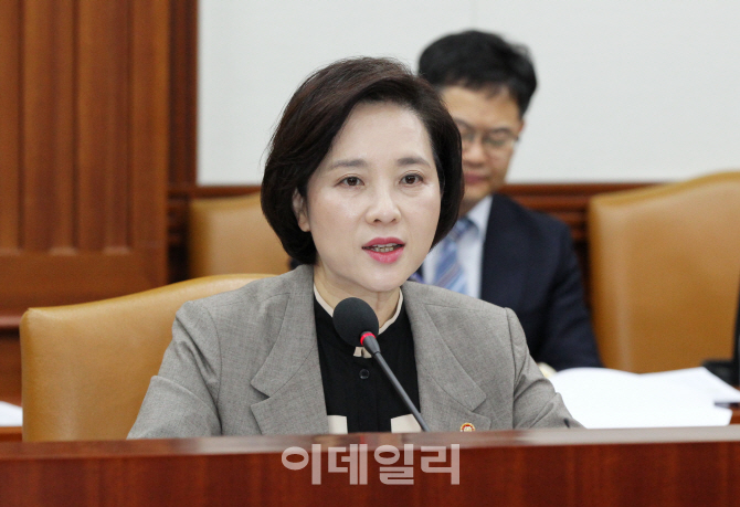 유은혜 “연내 모든 학교에 공기정화장치 설치…체육관도 확충”