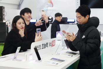 KT, 광화문광장에 5G 체험관 오픈…VR게임 등 이용 가능