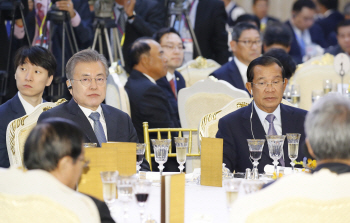文대통령·훈센 총리, 한·캄보디아 비즈니스포럼 나란히 참석