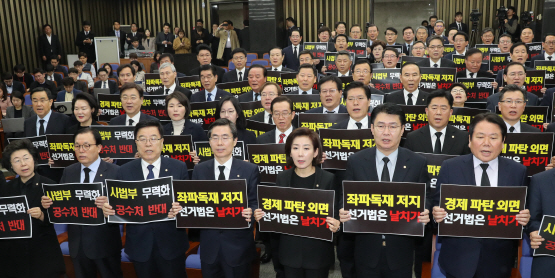 한국당, ‘비례폐지’ 선거법 발의… “지역구만 늘린 ‘기득권’ 법안”