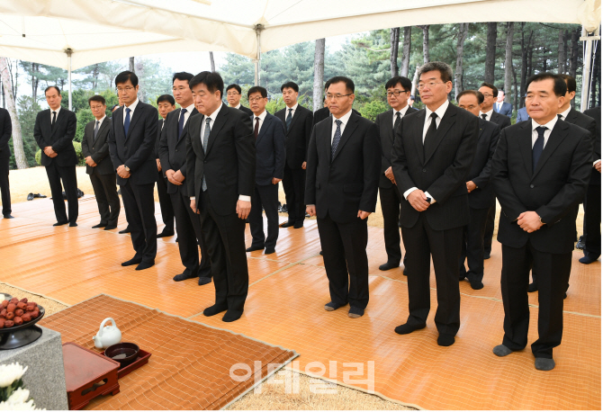 정주영 회장 선영 찾은 현대重 경영진…대우조선 성공적 인수 다짐