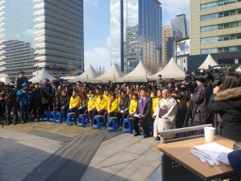 “사랑하는 아들딸들아, 이제 집에 가자”...광화문광장 떠나는 세월호 희생자들