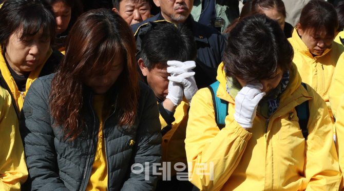 [포토]'남은 가족들의 슬픔'