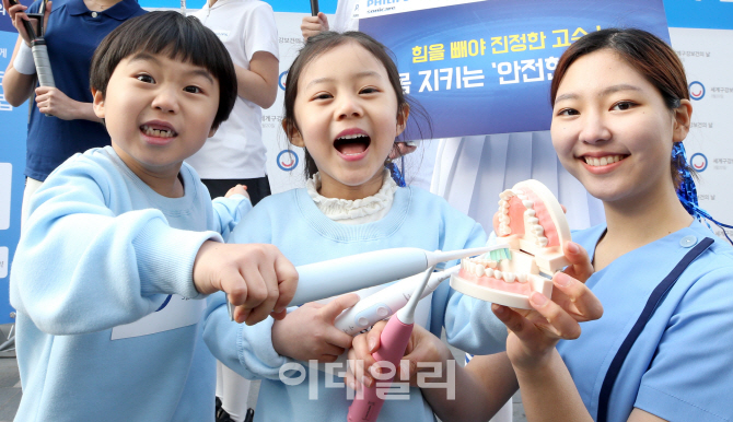 [포토]힘빼고 양치질해요!