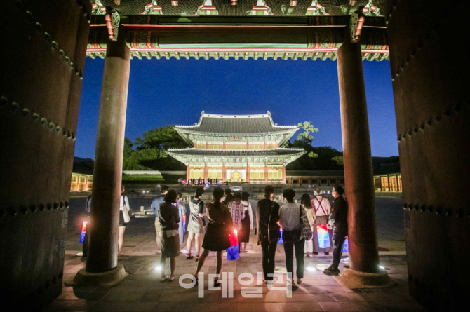 청사초롱 들고 걷는 고궁의 美… ‘창덕궁 달빛기행’ 가자