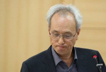 고개 숙인 경사노위 위원장 "국민들께 면목 없어…죄송"