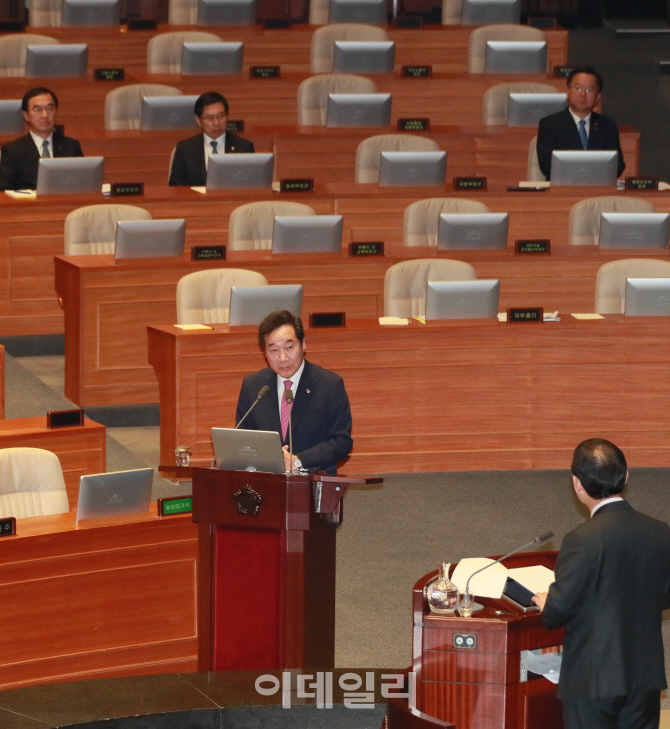 대정부질문서 맞붙은 與野 "김학의 재수사"vs"내로남불"