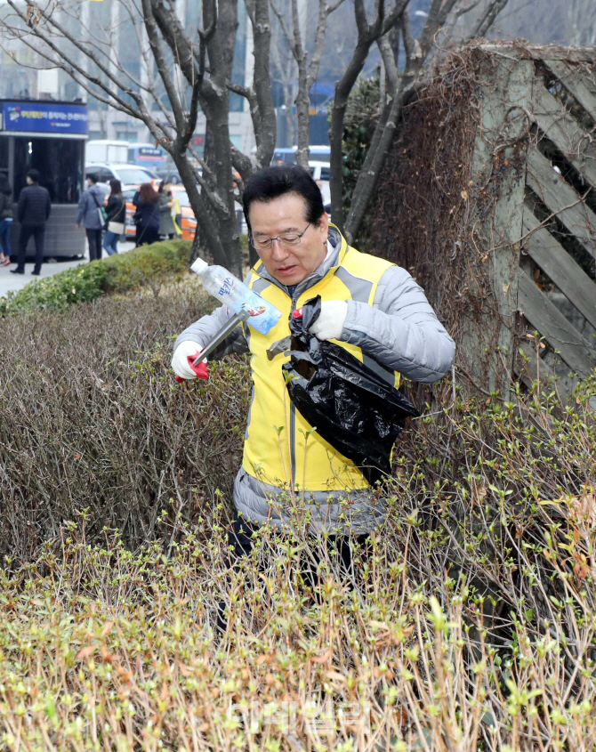 [포토] 화단에 들어가 쓰레기 줍는 정순균 구청장