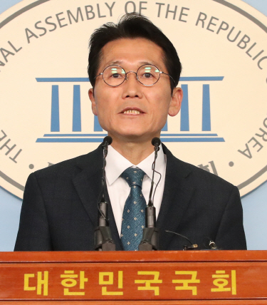 윤소하 "선거법 개정하자며 서명한 건 나경원"