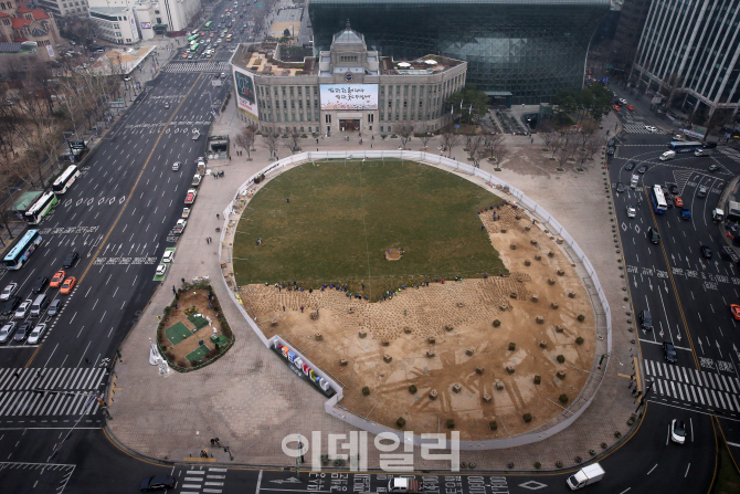 [포토]서울광장 잔디식재
