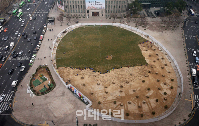 [포토]'봄옷 갈아입는 서울광장'