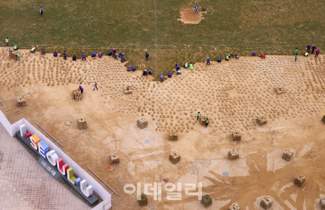 [포토]'서울광장은 봄맞이 새단장중'