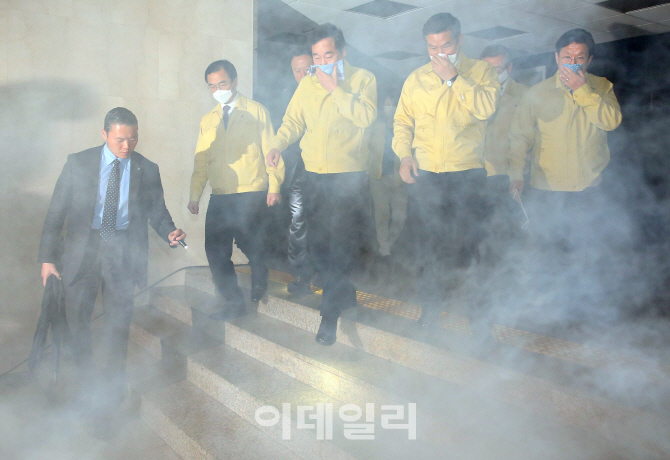 [포토]민방위의 날 화재대피 훈련, '국회 본청 나서는 이낙연 총리'