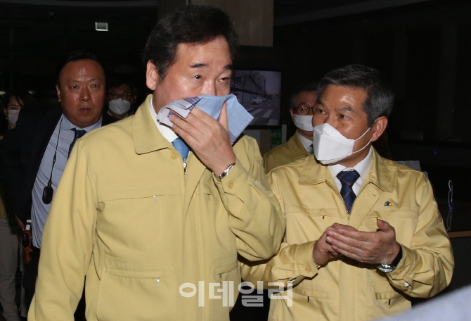 [포토]민방위의 날 화재대피 훈련, '손수건을 얼굴 가린 이낙연 총리'