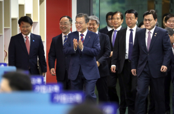 文대통령 “증권거래세 단계적 인하…거래세·자본이득세간 역할조정”(속보)